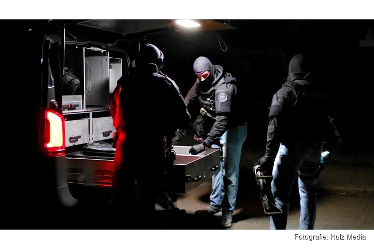 Politie doet inval in woning in Ermelo, bewoner aangehouden op verdenking van drugshandel