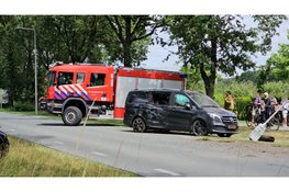 Flinke aanrijding op beruchte kruising in Elspeet: busje total loss na botsing met lantaarnpaal