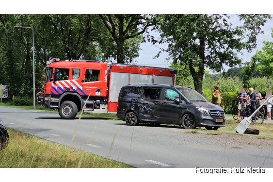 Flinke aanrijding op beruchte kruising in Elspeet: busje total loss na botsing met lantaarnpaal