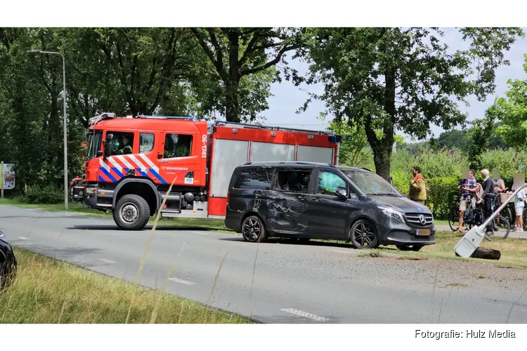 Flinke aanrijding op beruchte kruising in Elspeet: busje total loss na botsing met lantaarnpaal