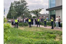 Rustige demonstraties bij gemeentehuis Oldebroek