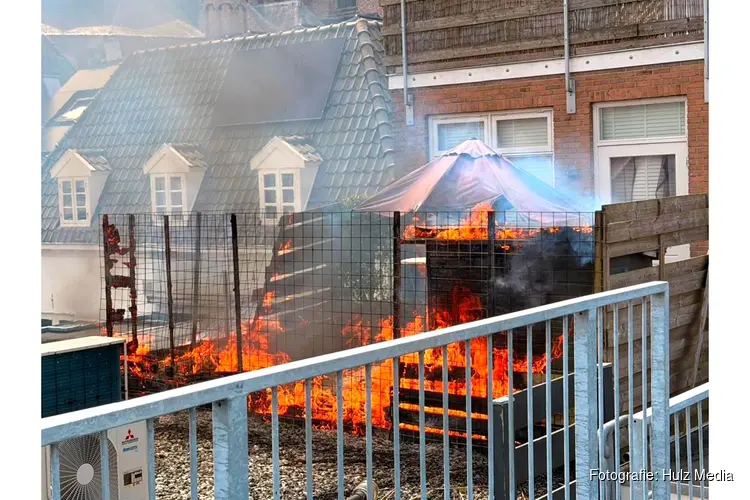 Felle brand op dakterras in binnenstad Harderwijk