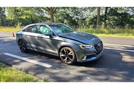 Audi botst met flinke snelheid achterop werkbus op N309 bij Epe
