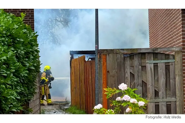 Brandweer voorkomt overslag naar woning bij schuurbrand in Harderwijk