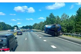Vrachtwagen verliest grote hoeveelheid mest op A28 bij Nunspeet, verkeer ondervindt hinder