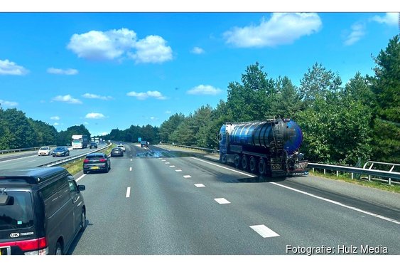 Vrachtwagen verliest grote hoeveelheid mest op A28 bij Nunspeet, verkeer ondervindt hinder