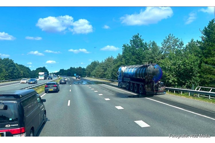 Vrachtwagen verliest grote hoeveelheid mest op A28 bij Nunspeet, verkeer ondervindt hinder