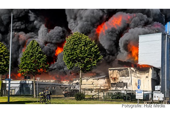 Zeer grote brand bij palletfabriek in Lelystad