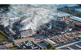 Ravage na verwoestende brand in Lelystad vanuit de lucht goed zichtbaar