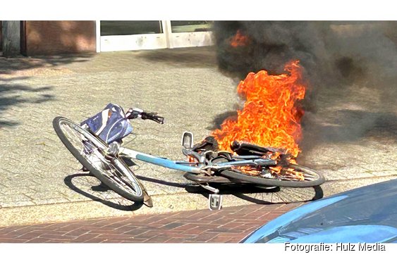 Fietsaccu vliegt tijdens het fietsen in brand aan Brinkersweg in Nunspeet