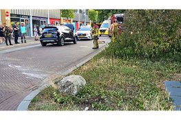 Auto gelanceerd na vermoedelijk intrappen van gaspedaal op parkeerplaats in Epe