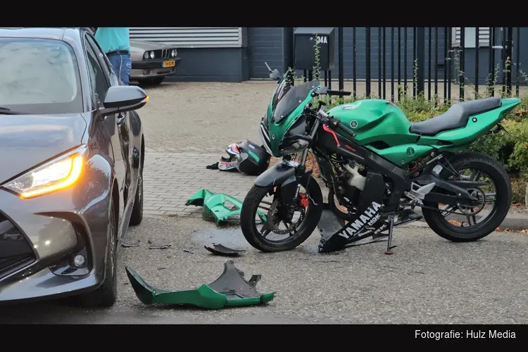 Brommer en auto botsen op Marconiweg in Nunspeet