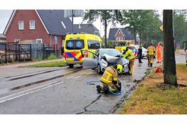 Twee personen naar ziekenhuis na botsing tegen boom in Wezep