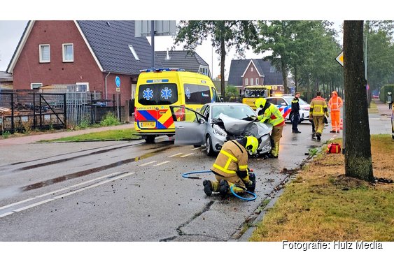 Twee personen naar ziekenhuis na botsing tegen boom in Wezep