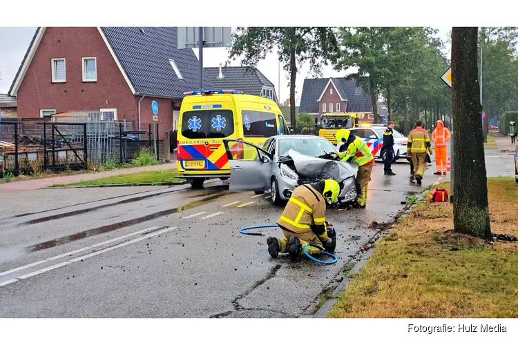 Twee personen naar ziekenhuis na botsing tegen boom in Wezep