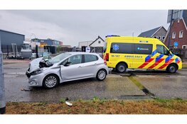 Twee personen naar ziekenhuis na botsing tegen boom in Wezep
