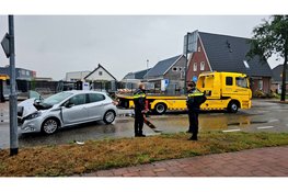 Twee personen naar ziekenhuis na botsing tegen boom in Wezep