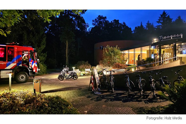 Brandweer bevrijdt twee mensen uit hotelkamer bij Fletcher Hotel Sparrenhorst