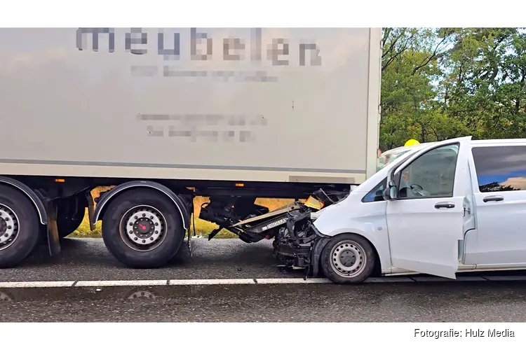 Flinke verkeershinder na ongeval met bestelbus en vrachtwagen op A28 't Harde
