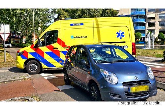 Fietster gewond na aanrijding met auto op rotonde Oranjelaan in Nunspeet