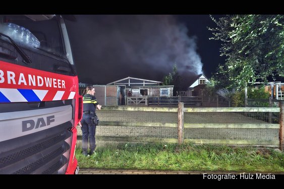 Uitslaande brand in bijgebouw aan Engweg in Heerde, paarden tijdelijk in veiligheid gebracht