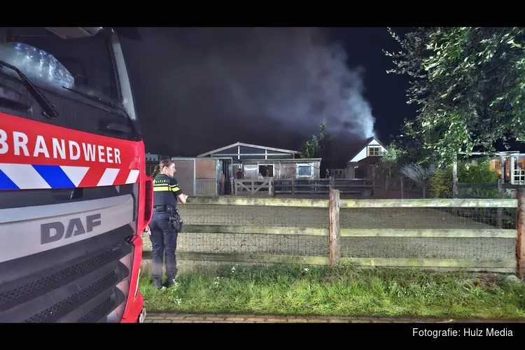 Uitslaande brand in bijgebouw aan Engweg in Heerde, paarden tijdelijk in veiligheid gebracht