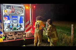 Uitslaande brand in bijgebouw aan Engweg in Heerde, paarden tijdelijk in veiligheid gebracht