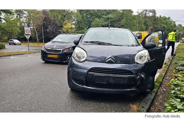 Forse botsing tussen twee auto’s op Eperweg in Nunspeet