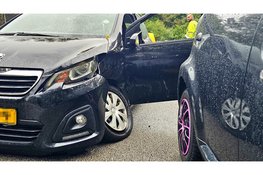 Forse botsing tussen twee auto’s op Eperweg in Nunspeet
