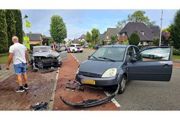 Flinke schade na botsing tussen twee auto's op Zuiderzeestraatweg in Oldebroek