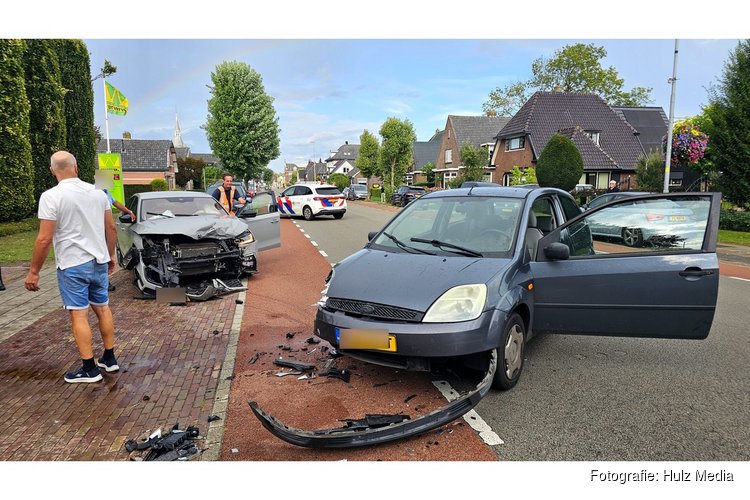 Flinke schade na botsing tussen twee auto's op Zuiderzeestraatweg in Oldebroek