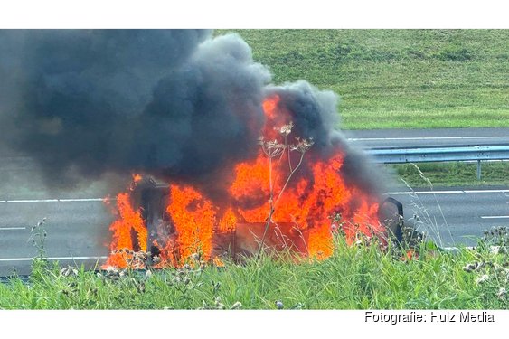 Werkbusje volledig uitgebrand op A28 bij Putten