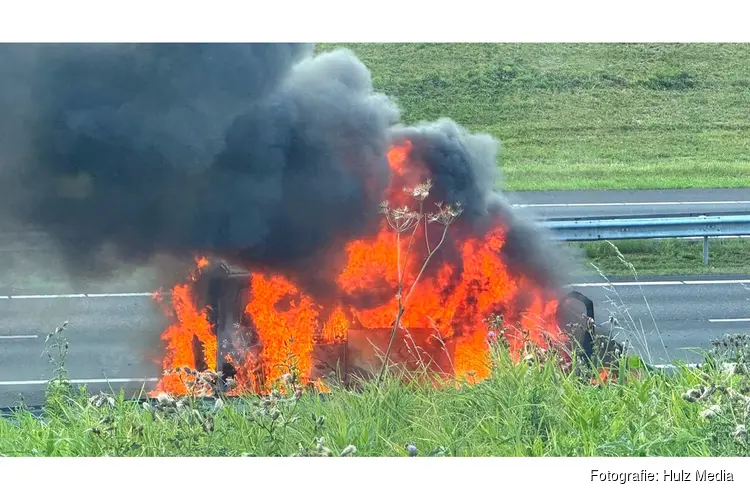 Werkbusje volledig uitgebrand op A28 bij Putten