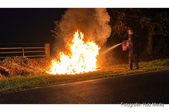 Dixie volledig uitgebrand op parkeerplaats Schouwenburg op ’t Harde