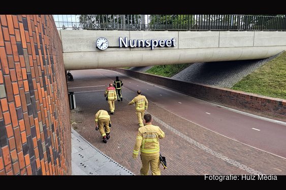 Brandweer zoekt naar brand bij NS-station Nunspeet, warme kabel aangetroffen