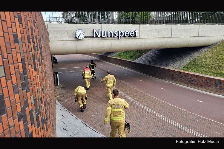 Brandweer zoekt naar brand bij NS-station Nunspeet, warme kabel aangetroffen