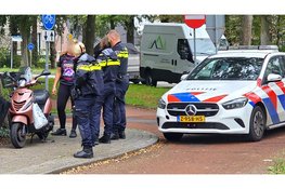 Meisje komt ten val met scooter op rotonde in Nunspeet