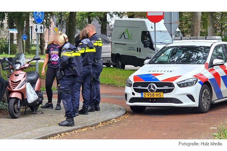 Meisje komt ten val met scooter op rotonde in Nunspeet