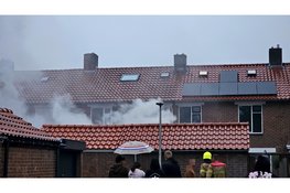 Man ademt rook in bij schuurbrand op ’t Harde