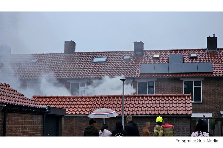 Man ademt rook in bij schuurbrand op ’t Harde