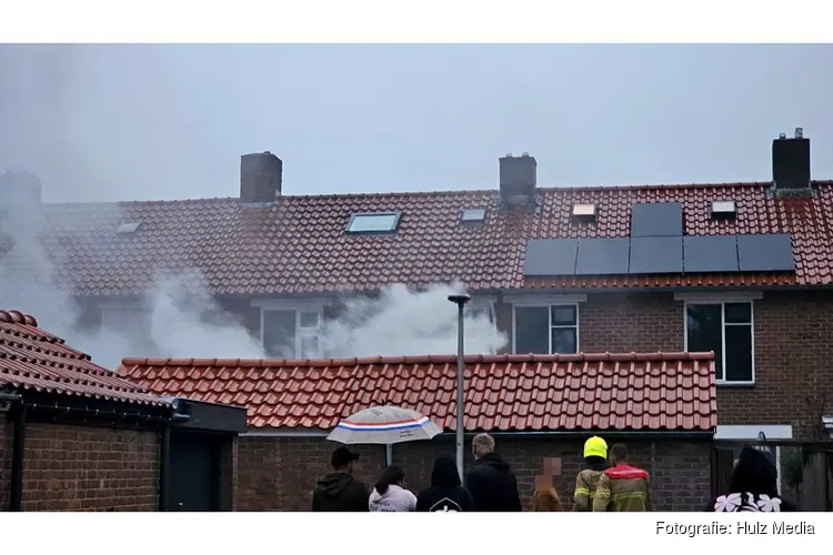 Man ademt rook in bij schuurbrand op ’t Harde