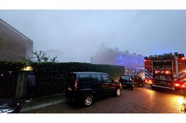 Man ademt rook in bij schuurbrand op ’t Harde