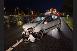 Auto raakt vrachtwagen na aquaplaning op A28 bij Hulshorst