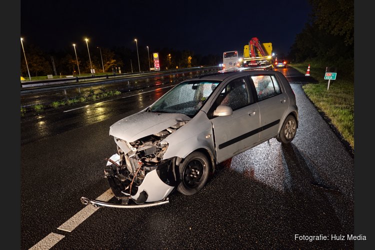 Auto raakt vrachtwagen na aquaplaning op A28 bij Hulshorst