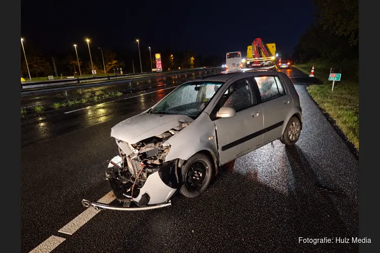 Auto raakt vrachtwagen na aquaplaning op A28 bij Hulshorst