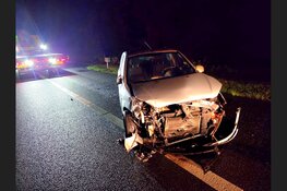Auto raakt vrachtwagen na aquaplaning op A28 bij Hulshorst