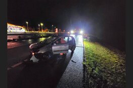 Auto raakt vrachtwagen na aquaplaning op A28 bij Hulshorst