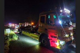 Auto raakt vrachtwagen na aquaplaning op A28 bij Hulshorst