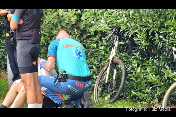 Wielrenner en fietsend meisje botsen op Eperweg in Nunspeet