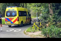 Wielrenner en fietsend meisje botsen op Eperweg in Nunspeet